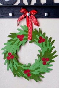 Family handprint Christmas wreath, DIY Christmas crafts for kids, simple Christmas crafts to make, school holiday craft ideas, easy Christmas crafts for kids, Style Degree, Singapore, SG, StyleMag.